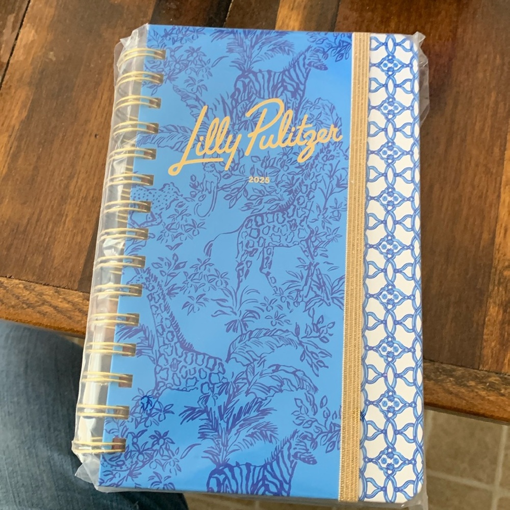Lilly Pulitzer 2025 Agenda/weekly calendar Medium. Pattern is Blue Stream. NWT